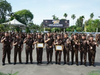 Peringati HUT ke-72 Persaja, Kajatisu Beri Penghargaan ke Bidang Pidmil dan Datun