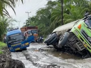 Jokowi Cek Langsung Kondisi Jalan Rusak di Labura, Masyarakat Ucapkan Terimakasih