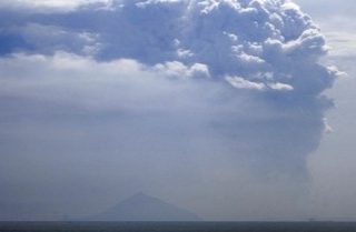 Kembali Erupsi, Gunung Anak Krakatau Semburkan Abu Vulkanik 2.500 Meter