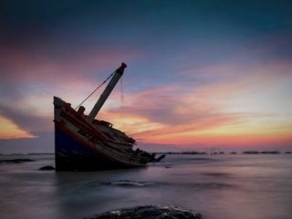 Kapal Nelayan di Sukabumi Disambar Petir, Nakhoda Hilang Tenggelam