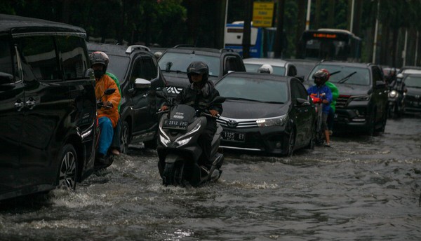 Lalu Lintas ke Lebak Bulus Tersendat Akibat Genangan Air di Jalan Pondok Indah