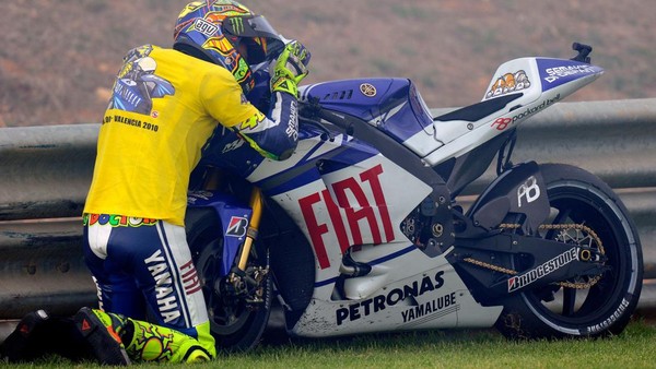 Tanda Tangan Kontrak Baru, Valentino Rossi Jadi Brand Ambassador Yamaha