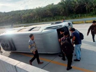 Minibus Rombongan Dosen Universitas Pahlawan Terguling di Tol Pekanbaru, 8 Orang Luka-Luka