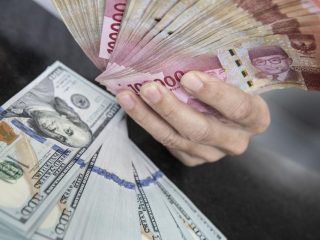 Melemah, Rupiah Hampir Sentuh Rp15.000 per Dolar Amerika!