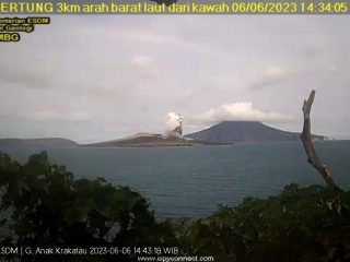 Alami Erupsi, Gunung Anak Krakatau Semburkan Abu Vulkanik Setinggi 500 Meter