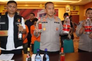 Polisi Gagalkan Penyelundupan 1000 Botol Miras di Makassar, Tangkap 2 Pelaku!