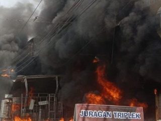 Ruko Gudang Busa di Jalan Krakatau Medan Terbakar!