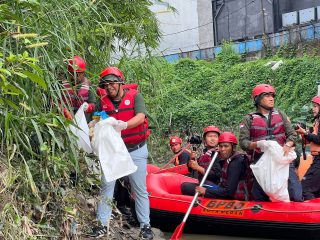 PLN UIP Sumbagut Bersih-Bersih Sungai Babura, Berhasil Kumpulkan 320 Kg Sampah Dalam Satu Jam