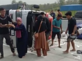 Mikrobus Oleng hingga Terguling di Tol Lampung, 10 Orang Luka-Luka
