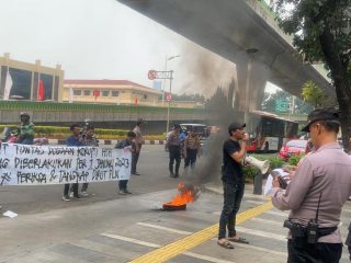 Diwarnai Aksi Bakar Ban, Mahasiswa Desak KPK Periksa dan Tangkap Dirut PLN