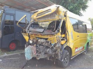 Truk Ditabrak Minibus Elf di Tol Solo-Ngawi, 2 Orang Tewas-12 Lainnya Luka-Luka