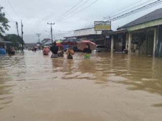 Padang Dilanda Banjir, Warga Mengungsi ke Rumah Wakil Walikota