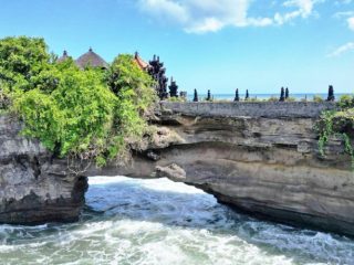 Tanah Lot Bali Alami Keretakan, Akses Pengunjung Dibatasi!