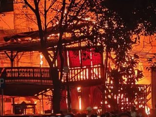 Rumah Makan di Jaksel Terbakar: Api Merambat ke Parkiran, Ratusan Motor Hangus