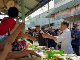 Datang ke Kota Binjai, Jokowi Beri BLT pada Pedagang Pasar Brahrang