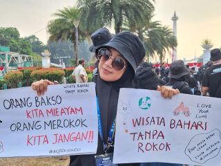 Duta Maritim Asal NTT Ikut Kampanye Kawasan Tanpa Rokok di Lokasi Wisata