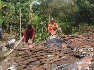 Desa Cikidom Bogor Dipanda Angin Kencang, Satu Rumah Warga Ambruk