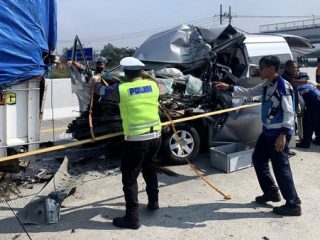 Hiace Alami Kecelakaan dengan Truk di KM 85 Tol Pandaan-Malang, 2 Orang Tewas