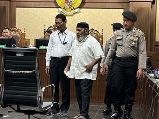 Sidang Lanjutan Kasusnya Digelar Hari Ini, Lukas Enembe Hadir Pakai Alas Kaki