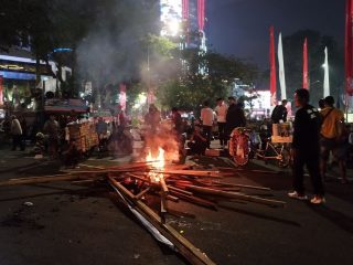 Demo Buruh di Patung Kuda Memanas, Massa Terobos Barikade-Lempar Botol ke Polisi