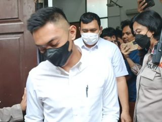 Dituntut 12 Tahun Penjara‐Restitusi Rp120 Miliar, Mario Dandy Geleng Kepala Saat Keluar Ruang Sidang