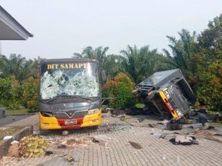 Unjuk Rasa Berujung Bentrok, Massa Rusak Mobil Polisi dan Kantor Perusahaan Sawit di Kalbar