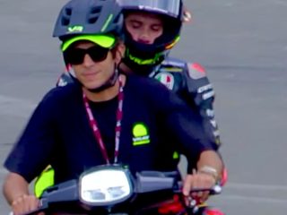 Valentino Rossi Bonceng Anak Muridnya saat Kehabisan Bensin, Warganet: Bukan Sembarang Ojek