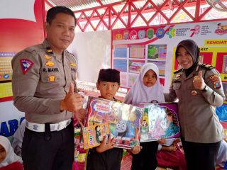 Satlantas Polres Labuhanbatu Peduli Pendidikan, Distribusikan 200 Buku ke Murid SD   