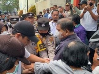 Seorang Pria Lempar Kotoran Manusia ke Tim Eksekusi Eks SPBU Simpang Limun di Medan