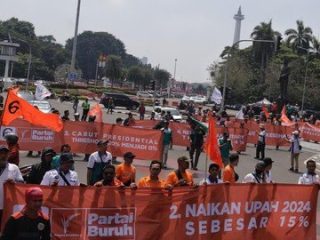 Demo Buruh, Jalan MH Thamrin Arah Patung Kuda Diblokade