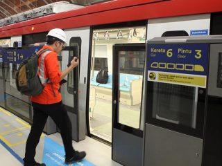 Pintu LRT Jabodebek Dinilai Terlalu Rendah, Pengelola Minta Maaf 