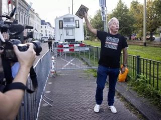 Seorang Aktivis Injak-Robek Al-Qur'an Saat Unjuk Rasa di Den Haag Belanda