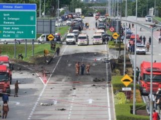 Dibantu Pakar AS, Malaysia Selidiki Penyebab Pesawat Jatuh di Jalan Tol 