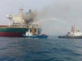 Heboh! Kapal Kargo Terbakar di Perairan Lampung