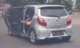 Viral! Pengguna Jalan Cuma Jadi Penonton Saat Seorang Perempuan di Padang Diculik