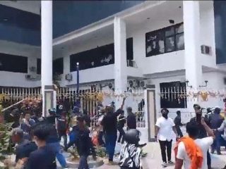 Demo Warga Pulau Rempang di Kantor BP Batam Ricuh, Pegawai–Jenderal Bintang I Polri Terluka