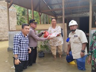 Polsek Bilah Hilir dan Jajaran Muspika Distribusikan Bantuan Untuk Korban Banjir