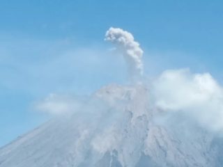 Gunung Semeru Erupsi, Letuskan Kolom Abu Setinggi 700 Meter