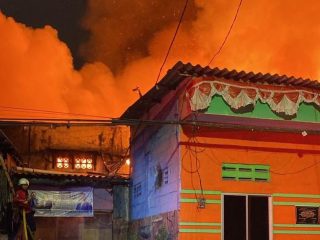 Kebakaran Landa Pemukiman di Tambora Jakbar, 36 Rumah Hangus-256 Warga Mengungsi