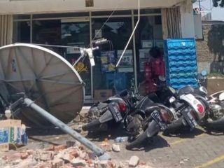 Angin Kencang Robohkan Parabola Minimarket di Cileungsi Bogor, 4 Motor Pengunjung Tertimpa