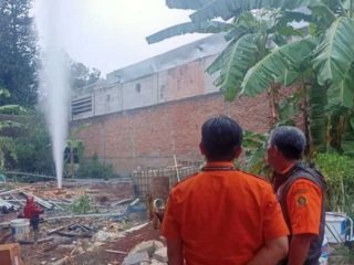 Puluhan Warga Bogor Mengungsi Akibat Semburan Gas dari Sebuah Sumur Bor