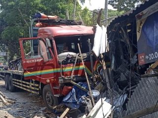 Lima Warung di Tuntang Semarang Habis Dihantam Truk Gegara Sopir Mengantuk