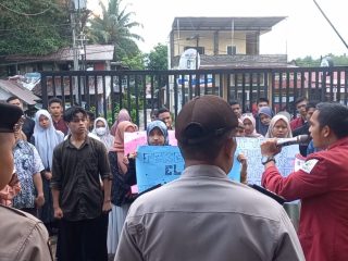 Demo Polres, Mahasiswa Tuding Polisi Lemah Tindak Penambang Emas Ilegal di Madina