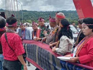 Minus Bupati Samosir, Pelepasan Parade Ulos 1.000 Meter di Jembatan Tano Ponggol Meriah