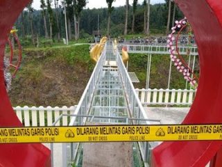 Seorang Wisatawan Tewas Akibat Pecahnya Jembatan Kaca di Banyumas