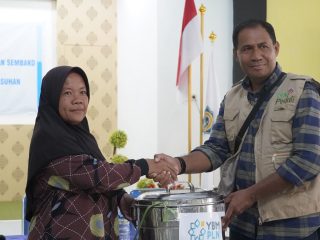 Kembangkan UMKM di Jayapura, YBM PLN UIP MPA Salurkan Bantuan Gerobak Cahaya 