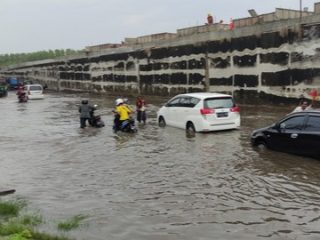 Diguyur Hujan Deras, Kawasan Tol Kaligawe Terendam Banjir
