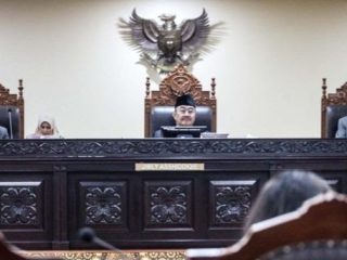 MKMK Berhentikan Ketua MK Anwar Usman dari Jabatannya!