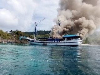 Kapal Pesiar Indo Siren Terbakar di Perairan Raja Ampat, 20 Penumpang Dievakuasi