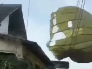 Viral! Penerjun Payung TNI AU Tersangkut di Antena Rumah Warga Blitar